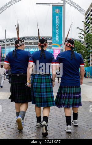 Stade Wembley, Wembley Park, Royaume-Uni. 18 juin 2021. Les fans écossais de bons esprits avant le match DE L'EURO 2020 au stade Wembley. L'Écosse affrontera l'Angleterre dans son 2e match du groupe D du Championnat d'Europe de football de l'UEFA au stade Wembley ce soir avec un coup d'envoi de 20:00. Amanda Rose/Alamy Live News Banque D'Images