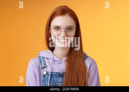 Bonne-look redhead femme programmeur lunettes hoodie sourire satisfait look professionnel but succès debout confiant grinnin Banque D'Images