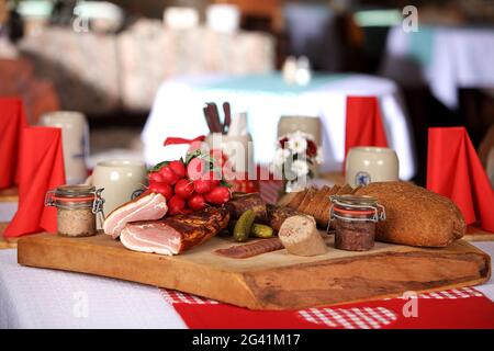 Collation bavaroise et bière fraîche, Reit im Winkl, Chiemgau, Bavière, Allemagne Banque D'Images