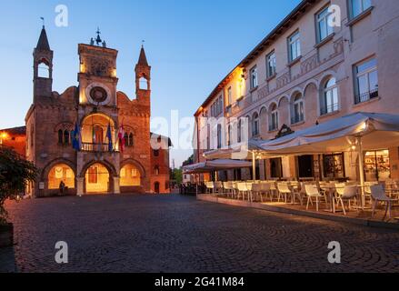L'hôtel de ville médiéval de Pordenone dans la région Friuli Venezia Giulia est le symbole de la ville. Italie Banque D'Images