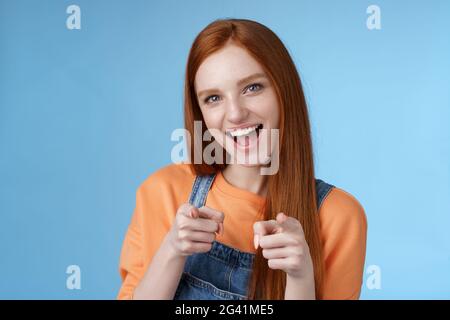 Mes félicitations. Sassy confiant enthousiaste jeune attrayant gingembre fille bleu yeux pointant doigt pistolets caméra sourire large Banque D'Images