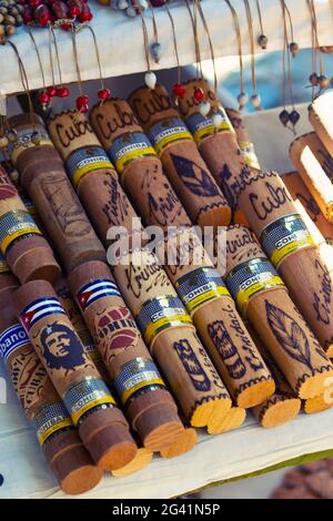 Porte-cigares en bois sur le marché de Trinidad, Cuba Banque D'Images