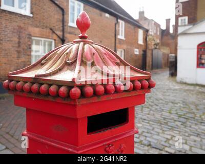 FAVERSHAM, KENT/UK - MARS 29 : Vue sur le vieux square post box à Faversham Kent le 29 mars 2014 Banque D'Images