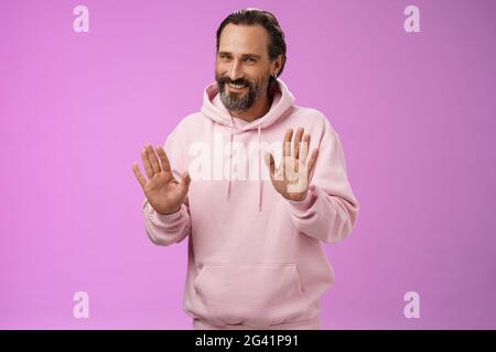 Non merci. Charmant poli Manly adulte barbu homme gris cheveux dans le rosier rose s'excusant refus soulever des paumes rejet gestu Banque D'Images