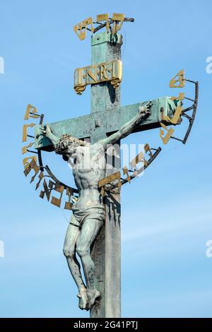 Croix de st statuaire - Calvaire sur le pont Charles à Prague Banque D'Images