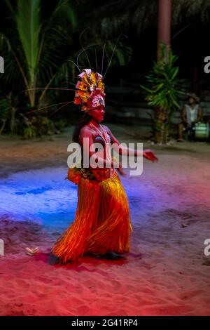 Représentation de danse polynésienne pendant le spectacle 'Pacifica' au centre culturel Tiki Village, Moorea, Îles du vent, Polynésie française, Pacifique Sud Banque D'Images