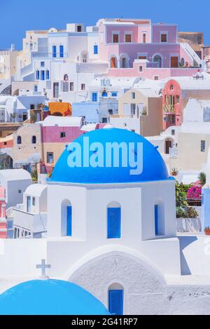 Vue sur le village d''Oia, Oia, Santorini, Cyclades, Grèce Banque D'Images