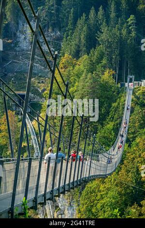 Plusieurs personnes marchent sur le pont de corde Highline 179, Ehrenberg, Reutte, Tyrol, Autriche Banque D'Images