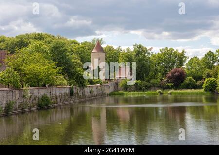 L'étang de Rothenburg avec la tour de digestion et la maison de garde du parc à Dinkelsbühl, moyenne-Franconie, Bavière, Allemagne Banque D'Images