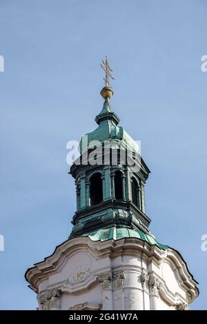 Une des tours de l'église St Nicolas à Prague Banque D'Images