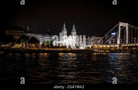 Église Szent Anna éclairés la nuit à Budapest Banque D'Images