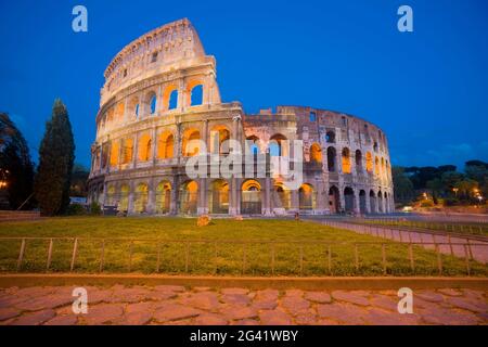 Le Colisée romain s'illumina la nuit, Rome, Italie Banque D'Images