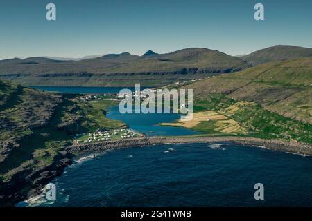 Le camping de l'Eidi sur Eysturoy avec le village en arrière-plan, les îles Féroé Banque D'Images