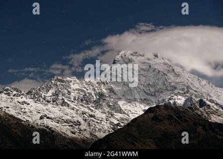 Pleine lune sur l'Annapurna Sud, Népal, Himalaya, Asie. Banque D'Images