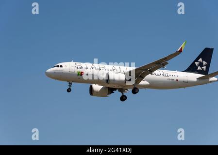 TAP Air Portugal Airbus A320 avion de ligne de avions CS-TVF atterrissant à l'aéroport de Londres Heathrow, Royaume-Uni, dans un ciel bleu lors de la pandémie COVID 19 d'assouplissement du verrouillage Banque D'Images