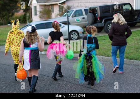 Les enfants trick ou traiter dans les costumes d'halloween en automne Banque D'Images