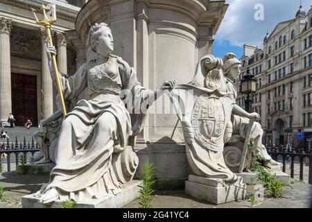 Statue à l'extérieur de la Cathédrale St Paul Banque D'Images