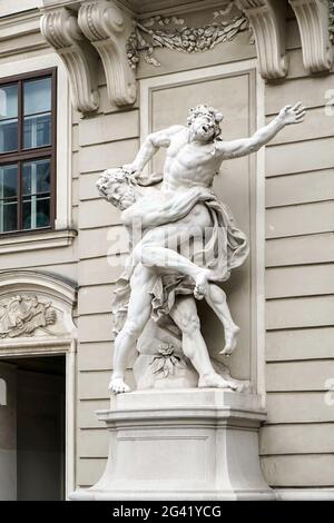 Statue d'Héraclès combattant Antaeus à la Hofburg à Vienne Banque D'Images