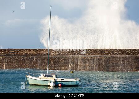 Bateau derrière le mur du port à Goury sur la Péninsule du Cotentin, Normandie, France Banque D'Images