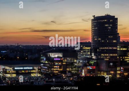 Coucher de soleil sur l'horizon à Varsovie Banque D'Images