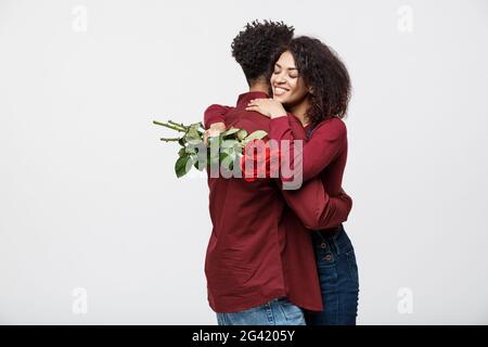 Concept - Jeune couple couple huging les uns les autres et la tenue rouge romantique rose. Banque D'Images