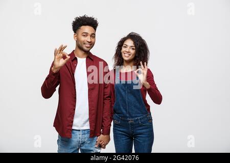 Portrait of a young woman Standing together et montrant ok isolé sur fond blanc geste Banque D'Images