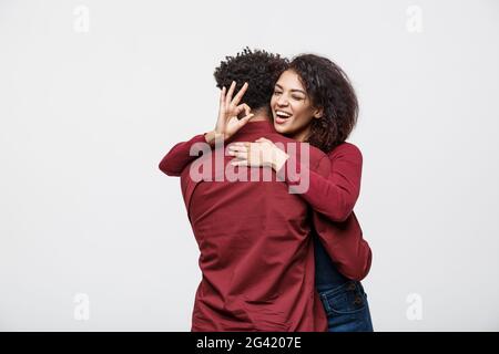 Portrait of a young woman Standing together et montrant ok isolé sur fond blanc geste Banque D'Images