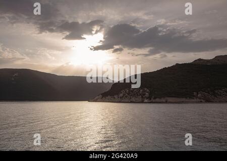 Nuages et côte Adriatique au coucher du soleil, près d'Opatija, Primorje-Gorski Kotar, Croatie, Europe Banque D'Images