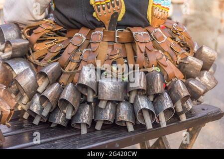 Cloches rituelles de mommers dans la ville de Pernik Bulgarie Banque D'Images