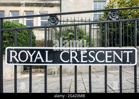 Vue sur le Royal Crescent à Bath Somerset Road sign Banque D'Images