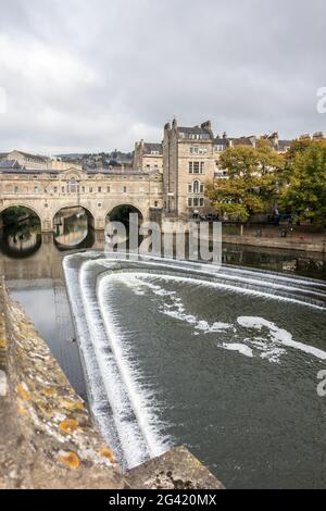 Avis de Pulteney Bridge à Bath Somerset Banque D'Images
