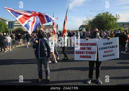 Les gens prennent part à une manifestation loyaliste à Newtownards, dans le comté de Down, contre le Protocole d'Irlande du Nord. Date de la photo: Vendredi 18 juin 2021. Banque D'Images
