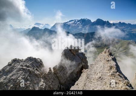 Tours de roche du groupe Sella en face de Marmolada, groupe Sella, Dolomites, patrimoine naturel mondial de l'UNESCO Dolomites, Vénétie, Vénétie, Italie Banque D'Images