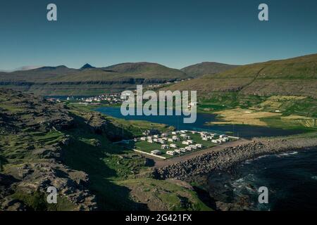 Le camping de l'Eidi sur Eysturoy avec le village en arrière-plan, les îles Féroé Banque D'Images