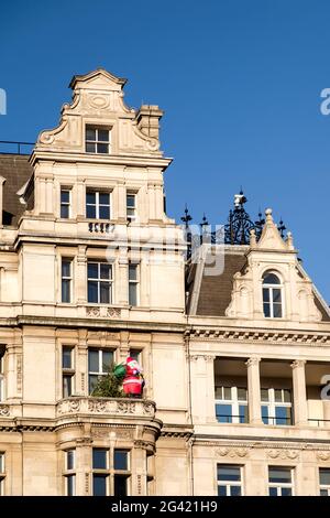 Santa sur un bâtiment près de la station de métro Embankment Banque D'Images