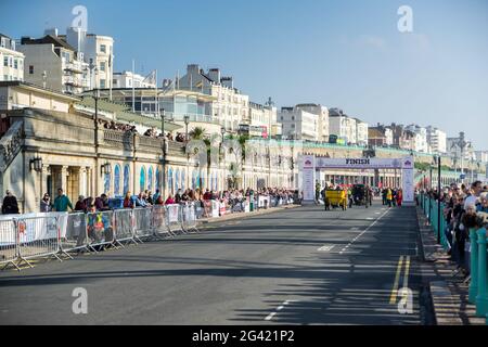 Voitures approcher la ligne d'arrivée du Londres à Brighton Veteran Car Run Banque D'Images