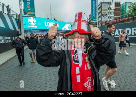 Londres, Royaume-Uni. 18 juin 2021. Un fan de football d'Angleterre arrive pour le match Euro 2020 du Groupe D entre l'Angleterre et l'Écosse au stade Wembley. Le tournoi a été reporté de 2020 en raison de la pandémie de COVID-19 en Europe et reporté du 11 juin au 11 juillet 2021 avec des matchs à jouer dans 11 villes. Le stade Wembley accueillera certains matchs de groupe, ainsi que les demi-finales et la finale elle-même. Credit: Stephen Chung / Alamy Live News Banque D'Images