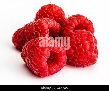 Délicieux de framboises fraîches isolées sur fond blanc. Banque D'Images