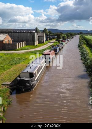 Bateaux amarrés le long de l'étroit du canal de Shropshire Union Banque D'Images