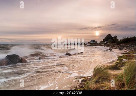 Vent, vagues et dunes avec vue sur les maisons du Graswarder, Heiligenhafen, Mer Baltique, Ostholstein, Schleswig-Holstein, Allemagne Banque D'Images