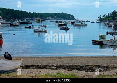 Une variété de bateaux à moteur amarrés à la marina du port de Bailey Island -02 Banque D'Images