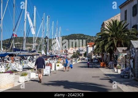 Voiliers et promenade de la ville, vis, vis, Split-Dalmatie, Croatie, Europe Banque D'Images