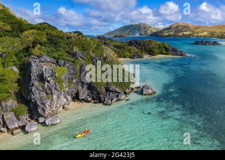 Vue aérienne des passagers du bateau de croisière MV Reef Endeavour (Captain Cook Cruises Fiji) détente et activités nautiques sur Blue Lagoon Banque D'Images