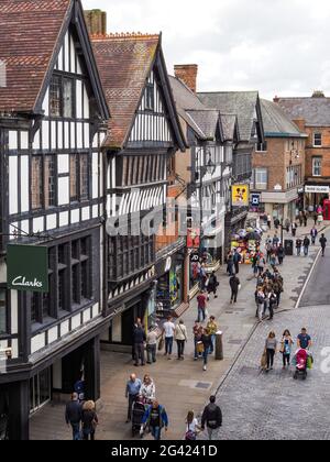 Les gens de shopping dans le centre-ville de Chester Banque D'Images