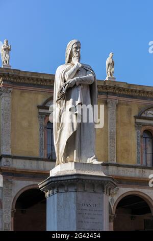 Monument à Dante dans La Plaza del Signori Verona Banque D'Images