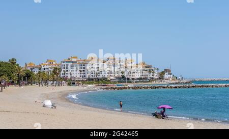 Vue de la plage à Puerto Banus Banque D'Images