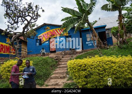 Arbres et extérieur d'un bar coloré, Gisenyi, province occidentale, Rwanda, Afrique Banque D'Images