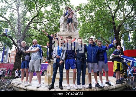 Les fans d'Écosse à Leicester Square avant le match de l'UEFA Euro 2020 Group D entre l'Angleterre et l'Écosse. Date de la photo: Vendredi 18 juin 2021. Banque D'Images