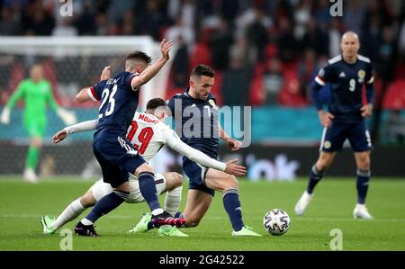 John McGinn (à droite) en Écosse et Billy Gilmour se battent pour le ballon avec Mason Mount en Angleterre lors du match de l'UEFA Euro 2020 Group D au stade Wembley, Londres. Date de la photo: Vendredi 18 juin 2021. Banque D'Images