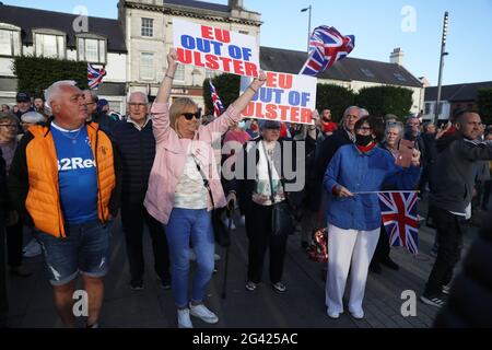 Les gens prennent part à une manifestation loyaliste à Newtownards, dans le comté de Down, contre le Protocole d'Irlande du Nord. Date de la photo: Vendredi 18 juin 2021. Banque D'Images
